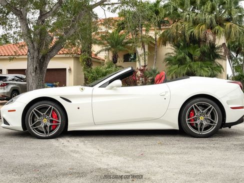 Used 2016 Ferrari California T image 3