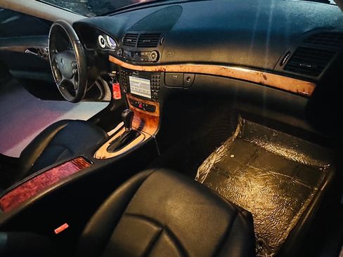 Used 2009 Mercedes-Benz E 350 E 350 4dr Sedan image 23