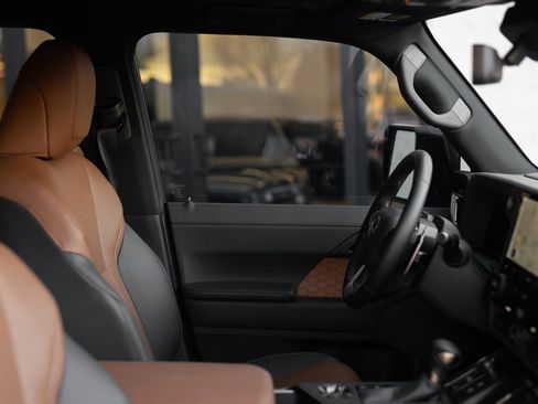 Used 2024 Lexus GX 550 image 18