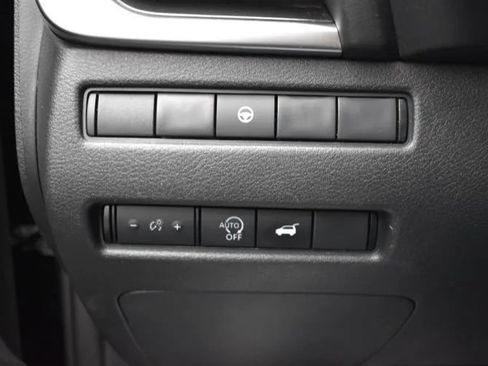 Used 2025 Nissan Rogue SV FWD image 22