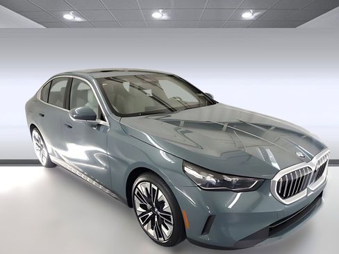Used 2025 BMW 530i w/ Premium Package image 28