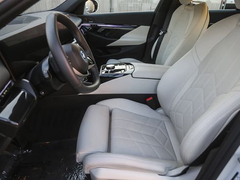 Used 2025 BMW i5 eDrive40i w/ Premium Package image 14