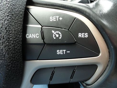 Used 2016 Jeep Cherokee Latitude w/ Comfort/Convenience Group FWD image 23