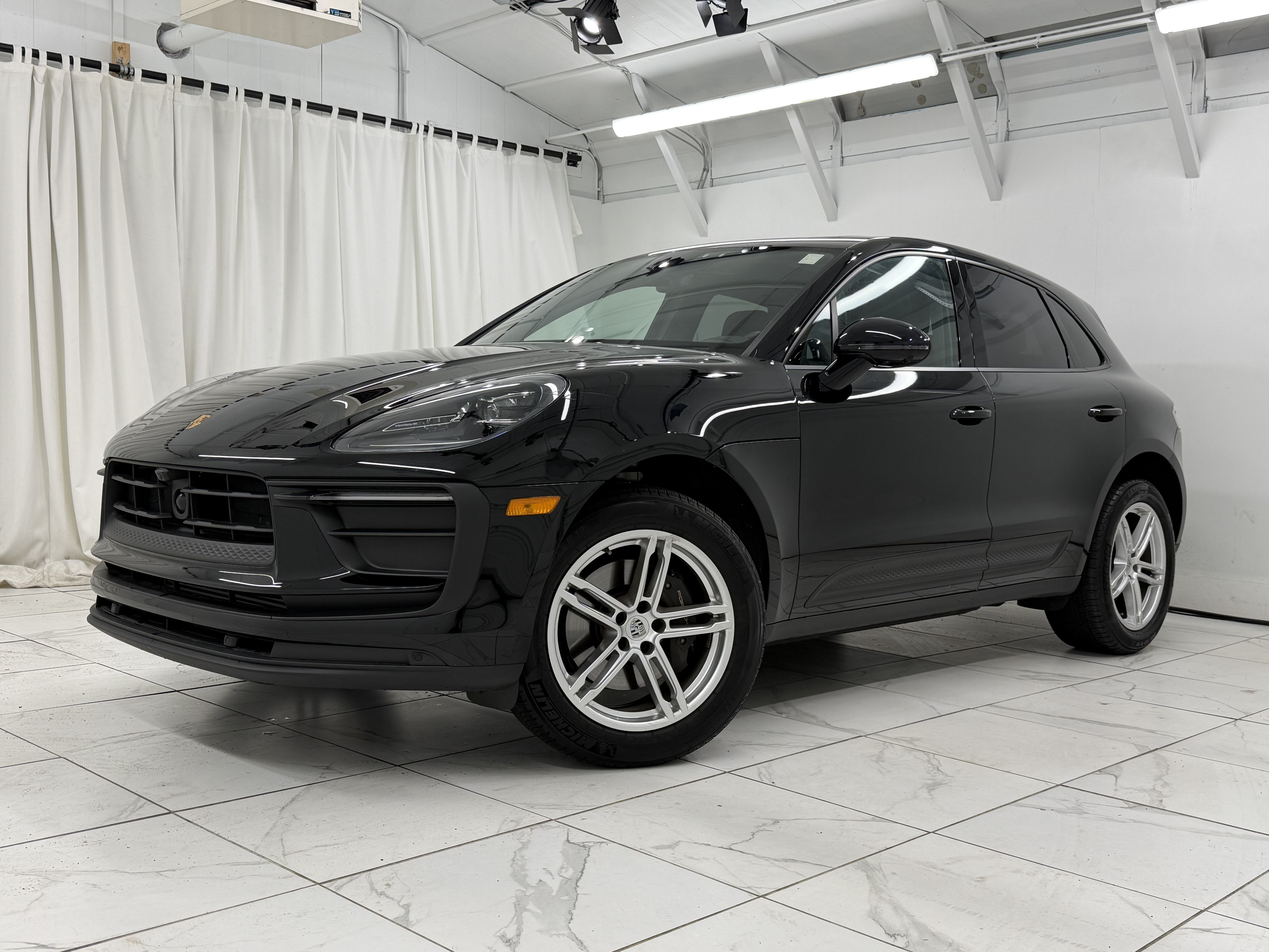Used 2025 Porsche Macan AWD/4WD image 1