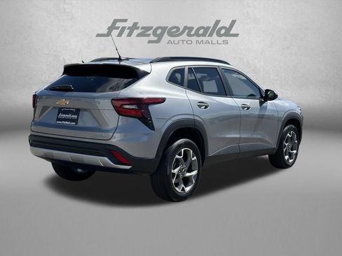 Used 2025 Chevrolet Trax LT FWD image 5