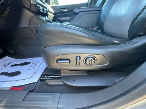 Used 2021 GMC Acadia SLE w/ Driver Convenience Package FWD image 13