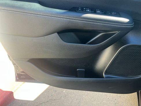 Used 2025 Chrysler Pacifica Select image 18