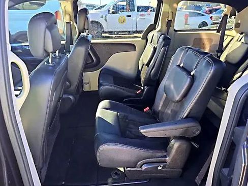 Used 2017 Dodge Grand Caravan SXT image 12