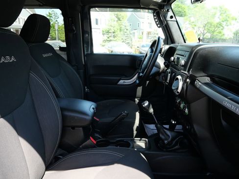 Used 2016 Jeep Wrangler Sahara w/ Connectivity Group AWD/4WD image 20