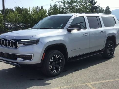 Used 2023 Jeep Wagoneer L Series III w/ Preferred Equipment Group image 4