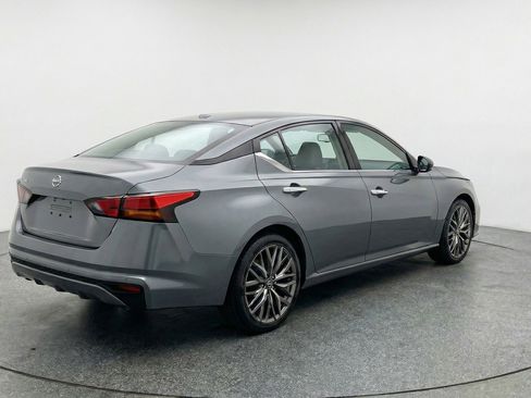 Used 2025 Nissan Altima 2.5 SV FWD image 9