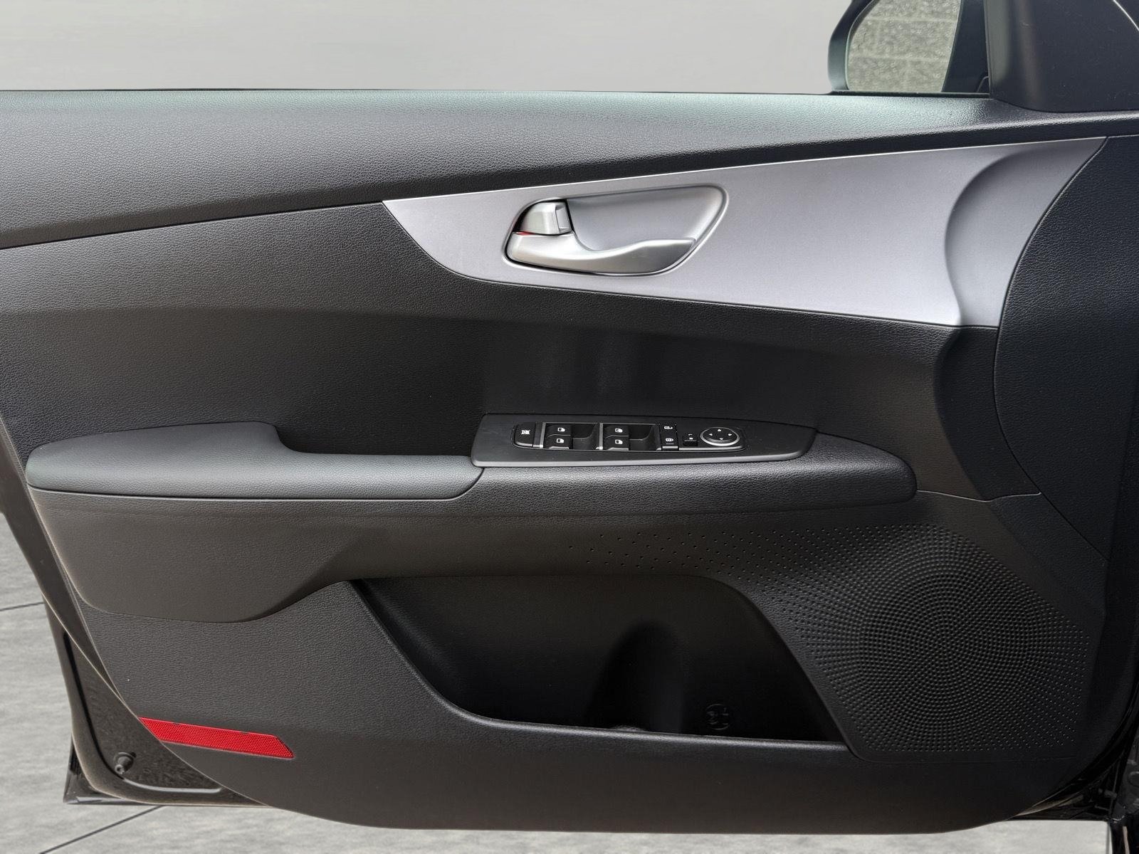 Used 2024 Kia Forte LXS w/ LXS Technology Package FWD image 19