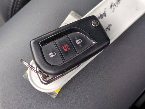 Used 2019 Toyota C-HR LE FWD image 33