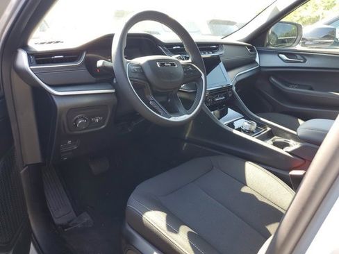 New 2024 Jeep Grand Cherokee Laredo X image 8