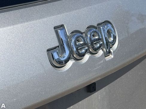 Used 2019 Jeep Grand Cherokee Overland AWD/4WD image 10
