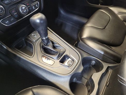 Used 2019 Jeep Cherokee Latitude Plus w/ Comfort/Convenience Group FWD image 26