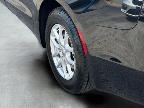 Used 2023 Chrysler Pacifica Touring-L FWD image 9