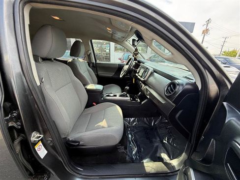 Used 2018 Toyota Tacoma SR5 AWD/4WD image 28