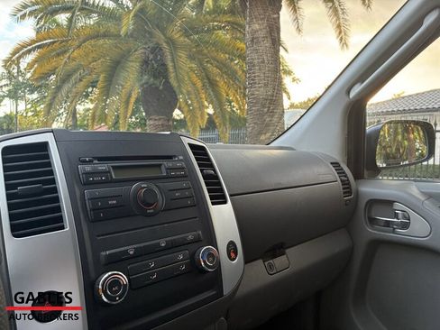 Used 2010 Nissan Frontier SE image 15