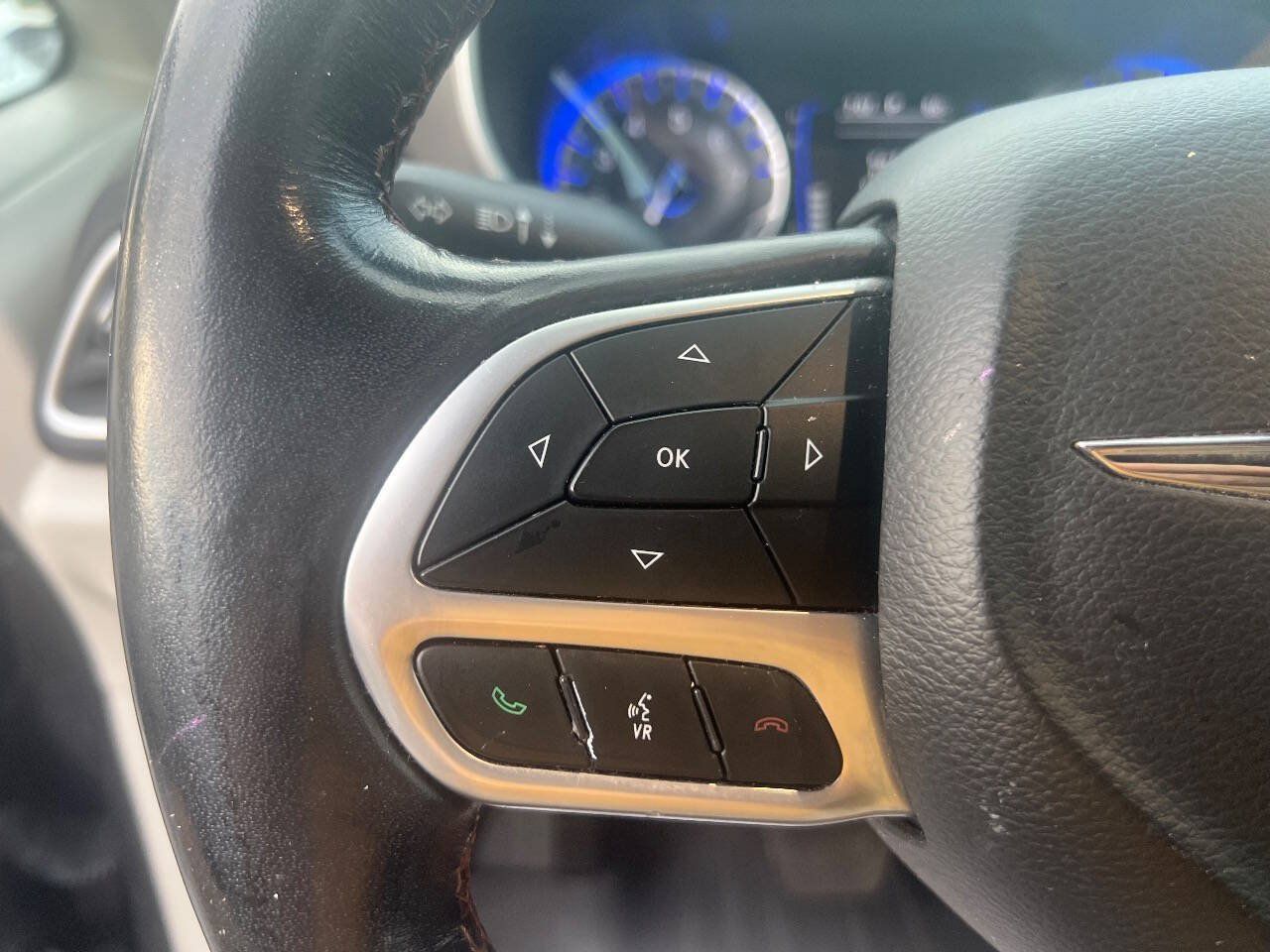 Used 2020 Chrysler Pacifica Touring-L FWD image 28