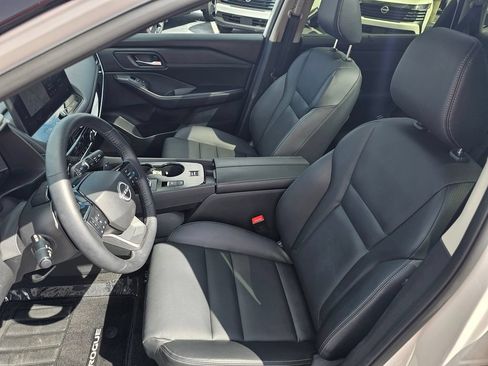 Used 2025 Nissan Rogue SL w/ Tech Package FWD image 18