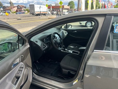 Used 2017 Chevrolet Cruze LT FWD image 11