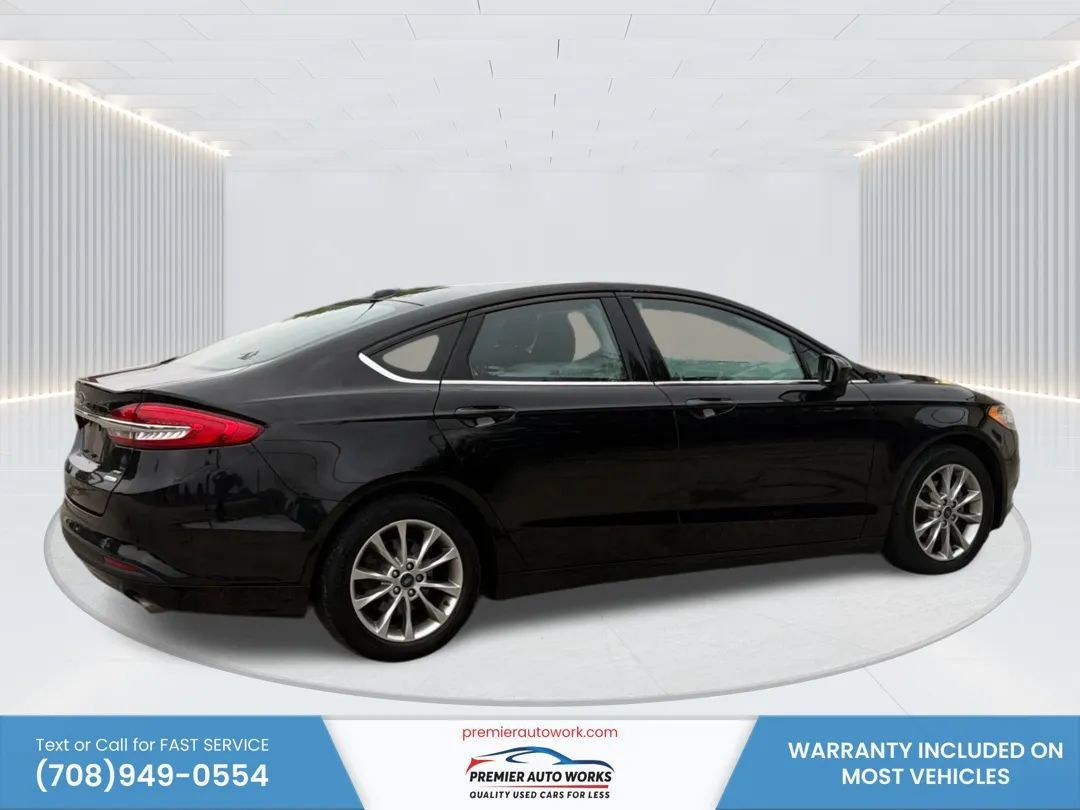Used 2017 Ford Fusion SE FWD image 4