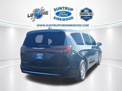 Used 2024 Chrysler Pacifica Touring-L FWD image 3