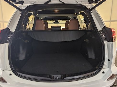 Used 2018 Toyota RAV4 SE image 14