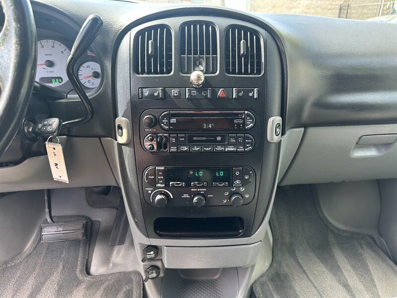 Used 2004 Dodge Grand Caravan SXT w/ Premium Group FWD image 21