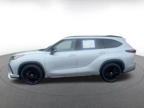 Used 2025 Toyota Highlander XSE AWD/4WD image 9