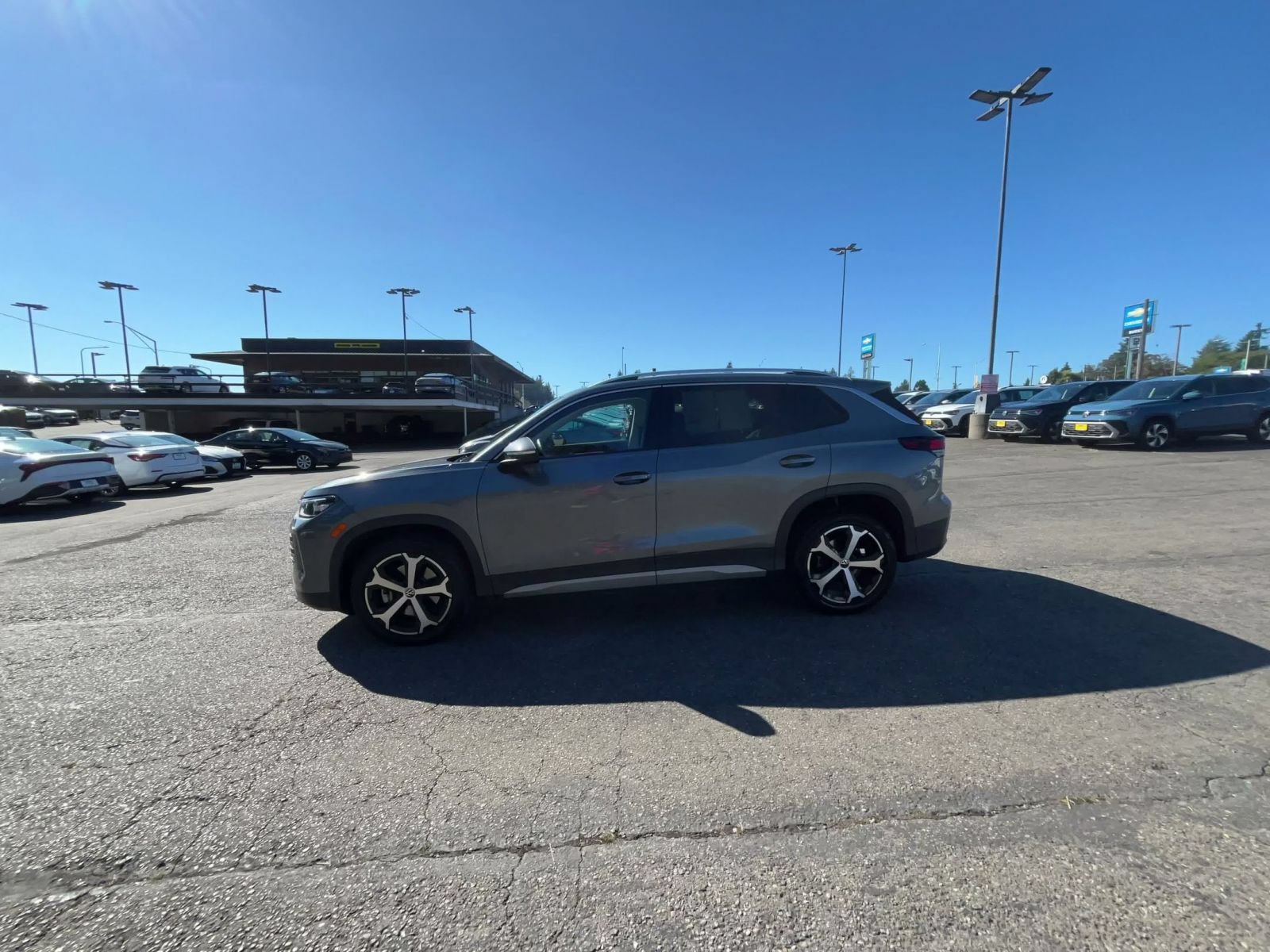 Used 2026 Volkswagen Tiguan SE AWD/4WD image 8