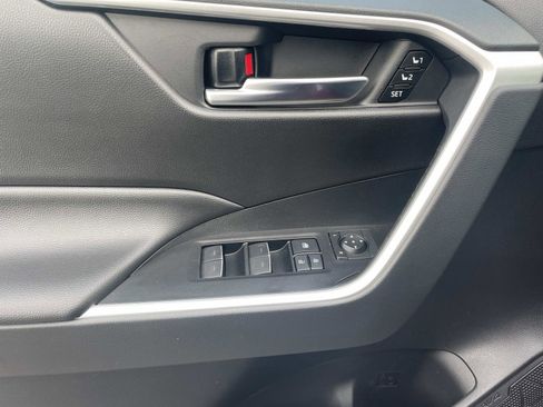 Used 2022 Toyota RAV4 XLE Premium image 19
