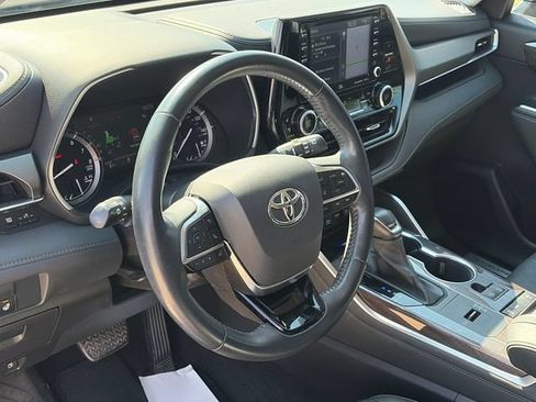 Used 2021 Toyota Highlander Limited FWD image 15