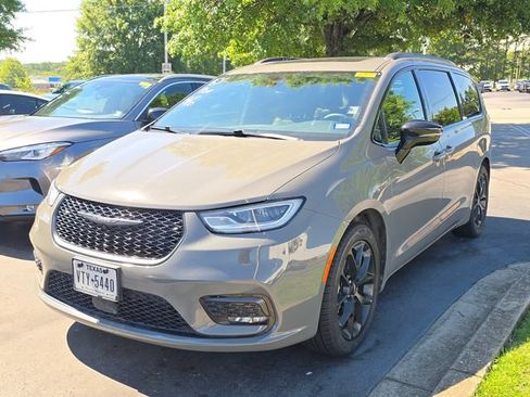 Used 2025 Chrysler Pacifica Limited FWD image 3