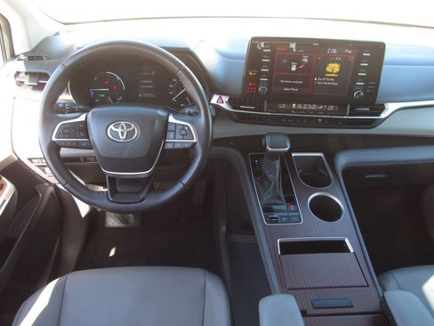 Used 2024 Toyota Sienna XLE image 22