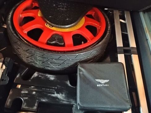 Used 2017 Bentley Bentayga image 24