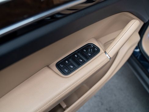 Certified 2022 Porsche Cayenne Platinum Edition image 17