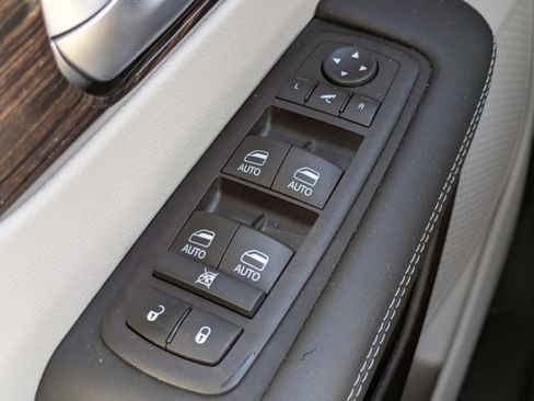 Used 2024 Chrysler Pacifica Limited image 24