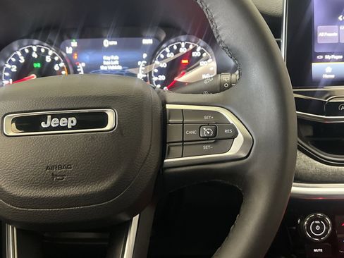 Used 2024 Jeep Compass Latitude image 30