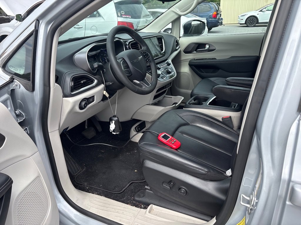 Used 2023 Chrysler Pacifica Touring-L FWD image 6