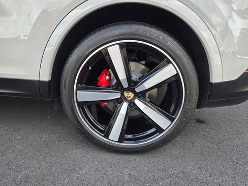 Used 2024 Porsche Cayenne S AWD/4WD image 11