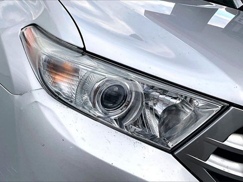 Used 2012 Toyota Highlander SE image 30