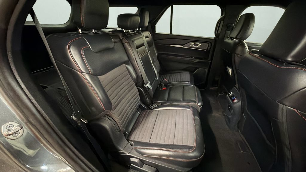 Used 2025 Ford Explorer ST-Line w/ ST-Line Street Pack AWD/4WD image 16