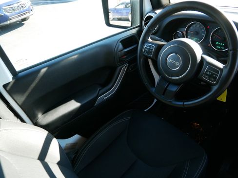 Used 2018 Jeep Wrangler Sahara w/ Connectivity Group image 9