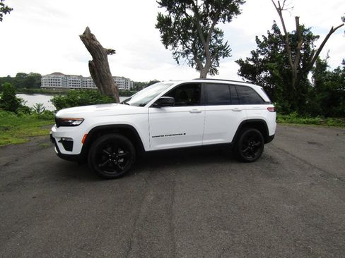 Used 2023 Jeep Grand Cherokee Limited w/ Black Appearance Package AWD/4WD image 3