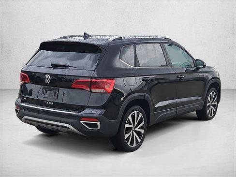 Used 2023 Volkswagen Taos SE w/ Panoramic Sunroof Package FWD image 5