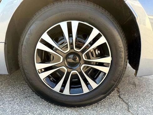 Used 2021 Toyota Corolla L image 39