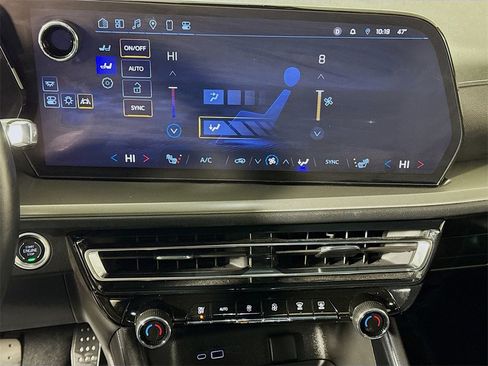 Used 2025 Chevrolet Traverse LT image 14