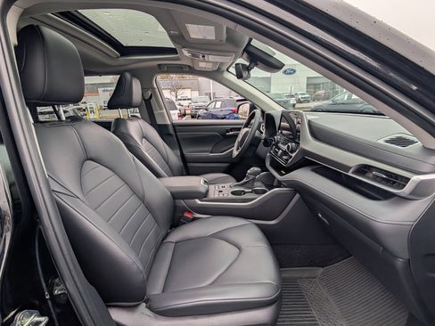 Used 2024 Toyota Highlander XLE image 10